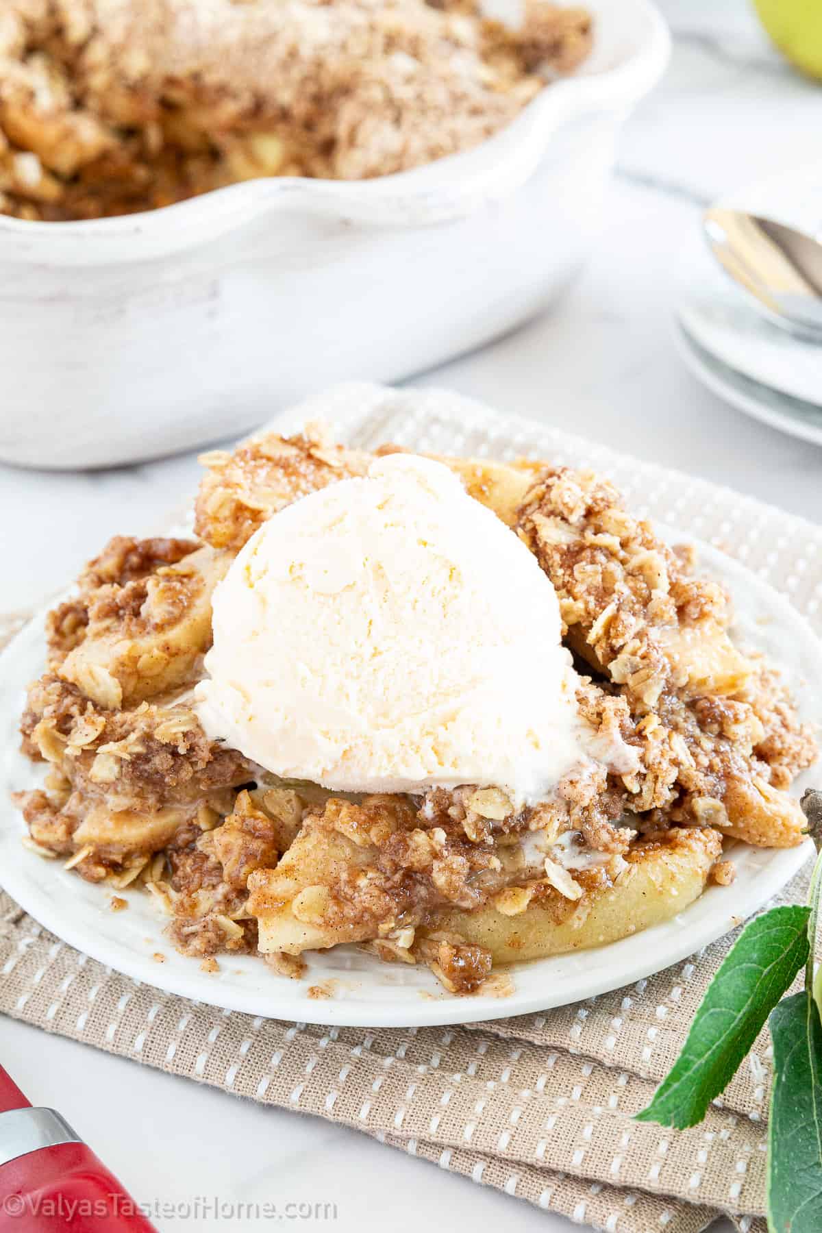 The Best Homemade Apple Crisp (Quick and Easy Recipe)