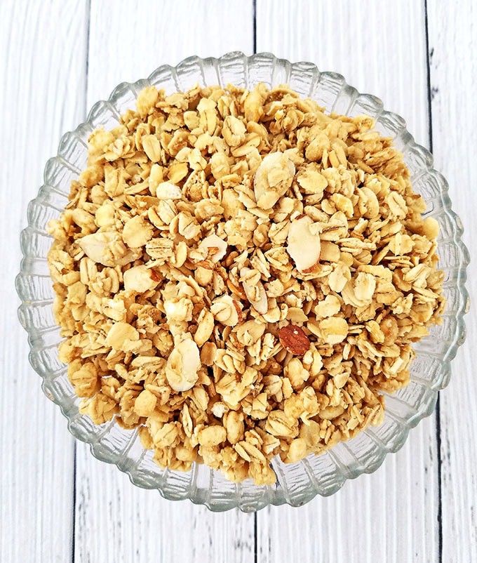 Blaubeeren, Frühstück, Frühstück Hüttenkäse-Frucht-Granola-Parfait-Rezept, saubere Ernährung, Hüttenkäse, lecker, frisches Obst, gesundes Frühstück, gesunde Ernährung, Kiwis, Parfait, Himbeeren, roher Honig, Erdbeeren