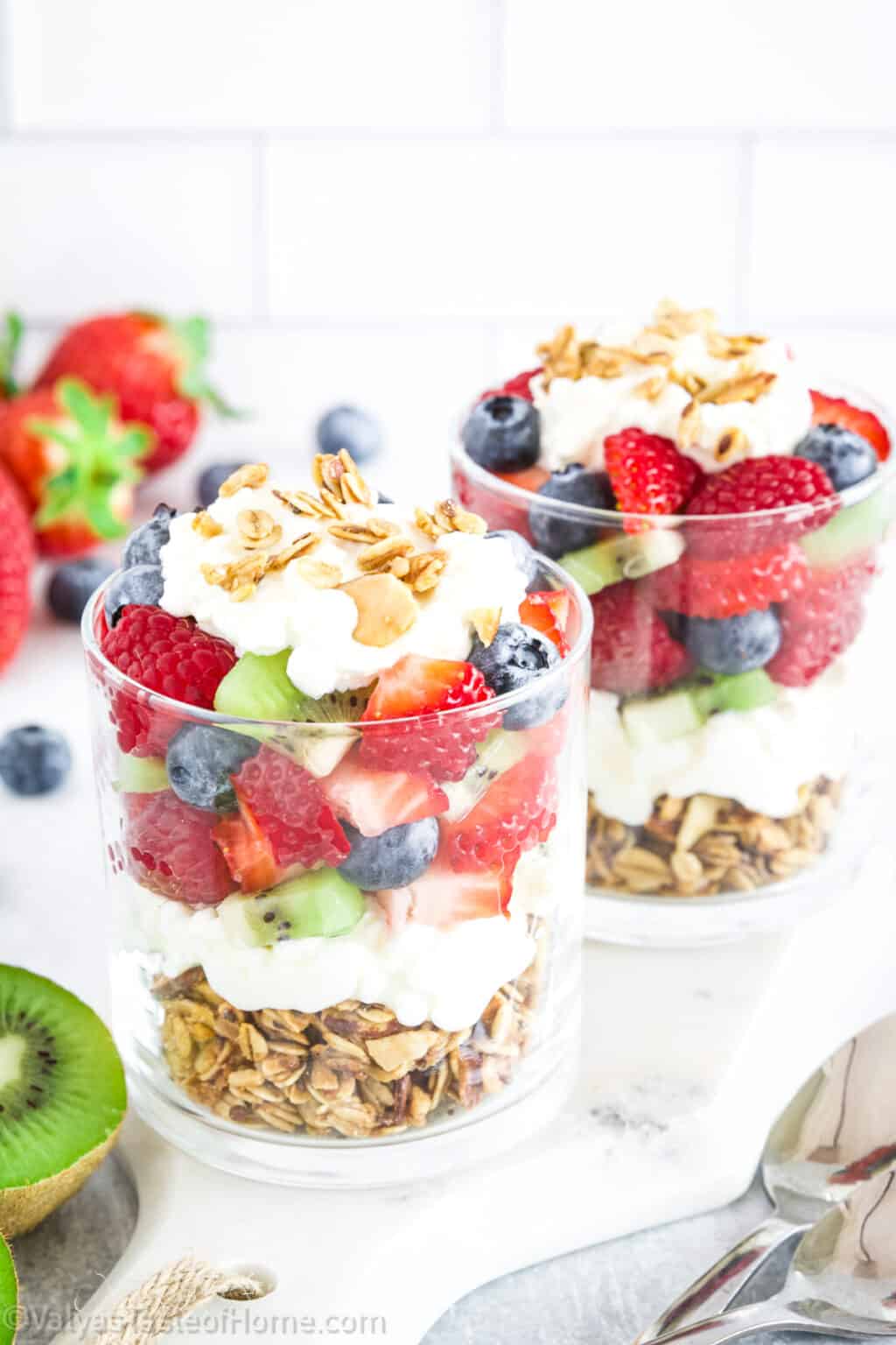 Breakfast Cottage Cheese Parfait Recipe with Fruits