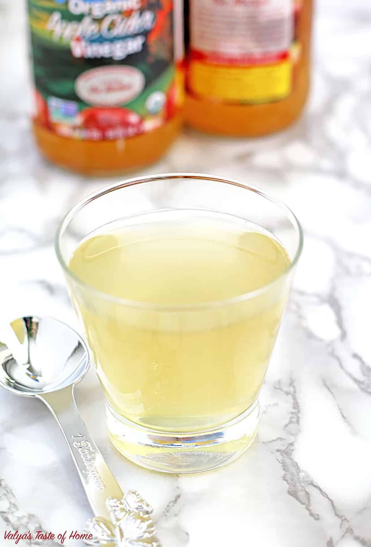Вода с яблочным уксусом и медом. Мед и уксус. Яблочный напиток с медом. Напиток уксус с медом. Медовый напиток из подручных средств.